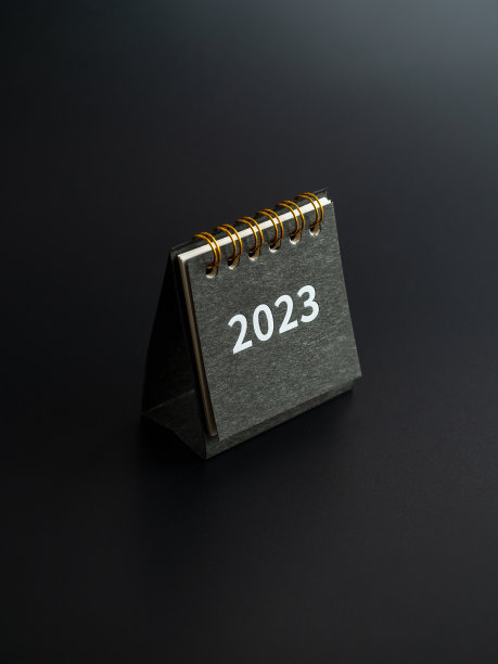 圣诞快乐，新年快乐2023背景。2023年商业年数字在现代小黑台历封面上隔离在深色背景上，垂直风格。准备好开始一个新的目标。图片下载