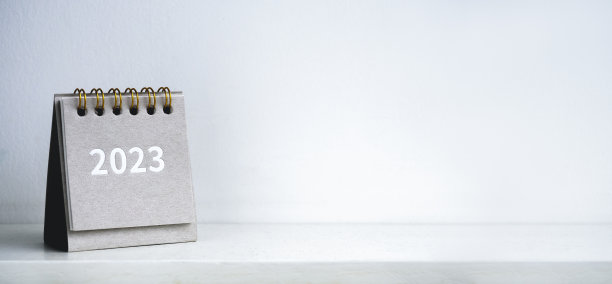 圣诞快乐，2023年新年快乐。2023商业年数字在现代小灰色台历封面上的白色背景与复制空间，简约风格。准备好开始一个新的目标。图片下载