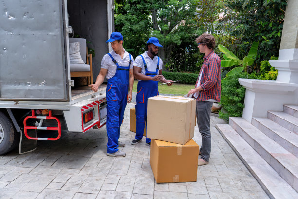 专业货物搬运服务使用卡车搬运个人物品图片下载