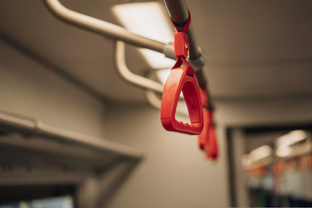 后面的照片，白人男子牵着小孩的手沿着站台走，准备坐火车图片下载