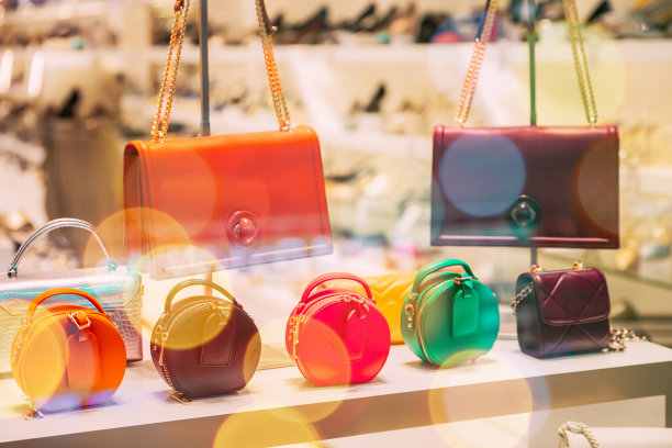 商店橱窗里的时尚配饰：精美女士手提包图片下载