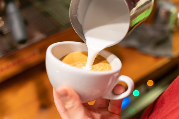 咖啡师制作咖啡杯拿铁艺术库存照片图片下载