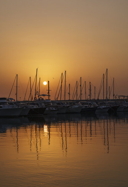 安塔利亚港的船只和帆船上的日出图片下载