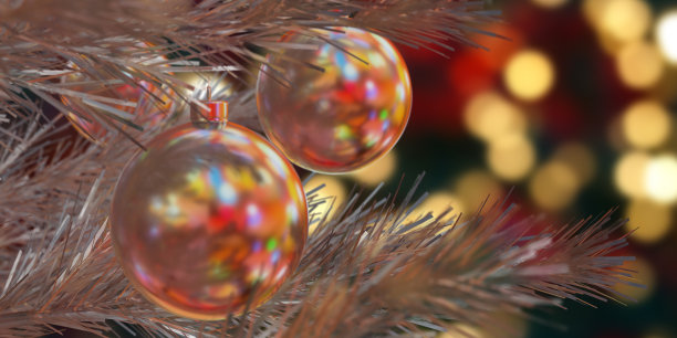 灯光反射圣诞球在红色散景背景图片下载