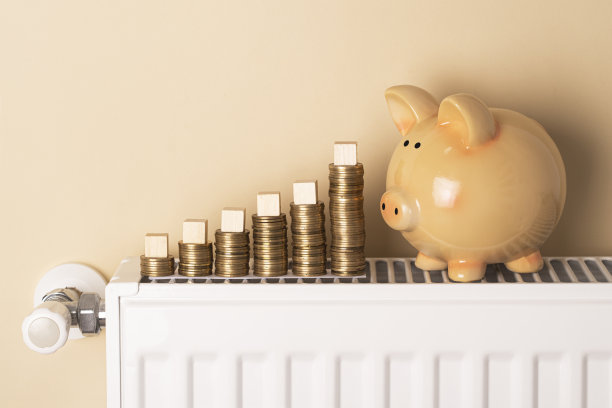 暖气片上放着存钱罐和硬币图片下载