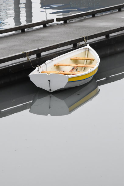 苏厄德码头的小船和倒影图片下载