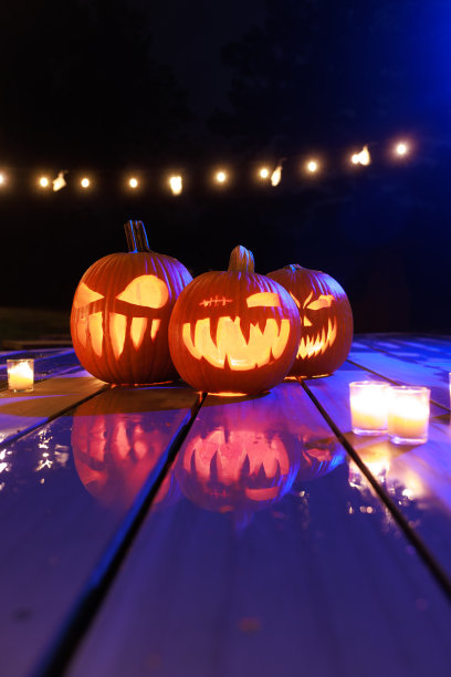 雕刻南瓜灯，万圣节装饰，灯笼，蜡烛，广角图片下载