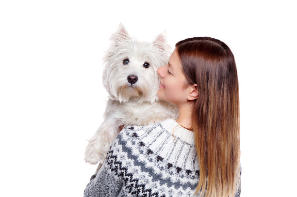 后面的一个女人和她的狗孤立在白色图片下载