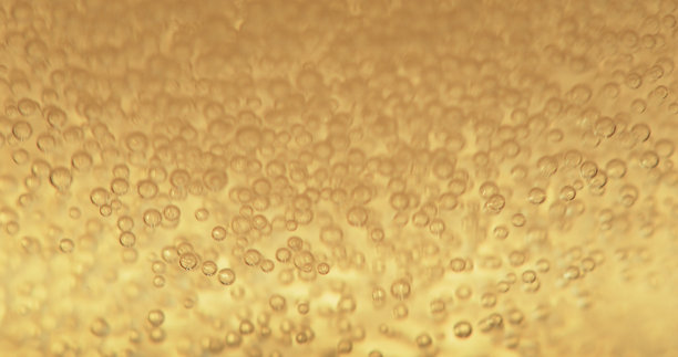 酒精饮料，啤酒和苏打水，气泡酒和香槟的背景气泡。玻璃中的果汁气泡、黄色液体或金色飞溅的宏观饮料的细节、纹理和抽象特写图片下载