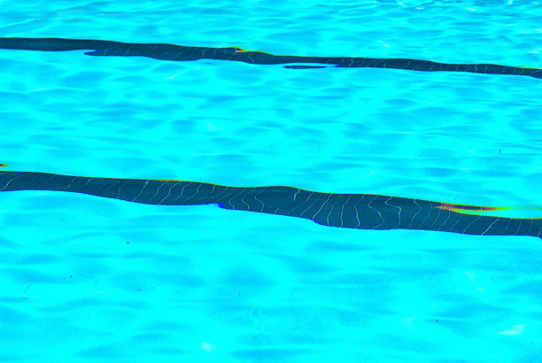 黑色瓷砖泳道的游泳池表面图片下载