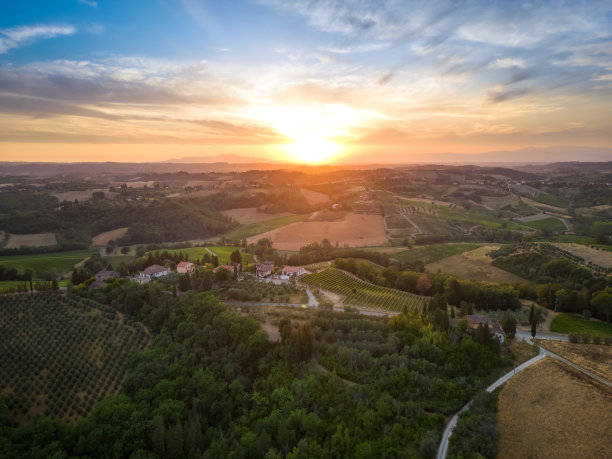 基安蒂的托斯卡纳葡萄园乡村，日落时分的无人机图片下载