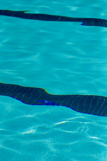黑色瓷砖泳道的游泳池表面图片下载