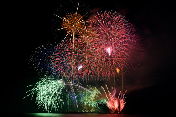 烟花从海堤上发射图片下载