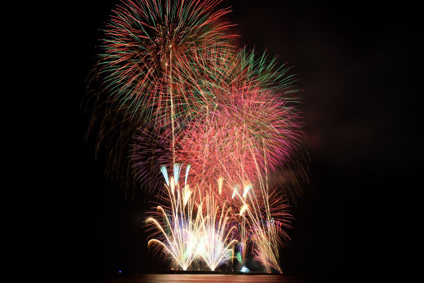 烟花从海堤上发射图片下载