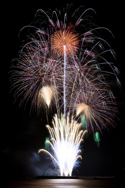 烟花从海堤上发射图片下载