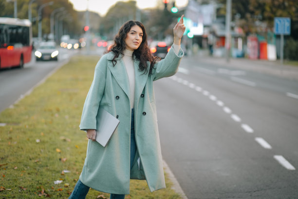 美丽优雅的户外女子图片下载