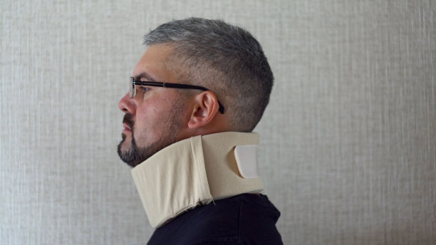 脖子上套着项圈的成年男子转过身来图片下载