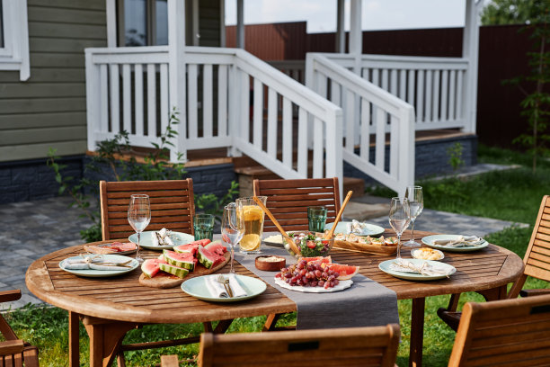 优雅的户外餐桌摆设图片下载
