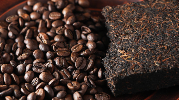 茶还是咖啡?咖啡豆和一杯普洱茶。普洱是中国的一种压黑散叶茶。等角投影图片下载