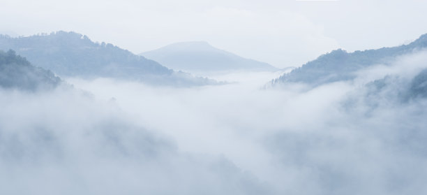 黎明时分，云雾笼罩群山。图片下载