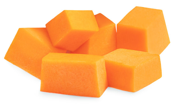 生冬南瓜片孤立在白色背景。南瓜块切成小方块。图片下载
