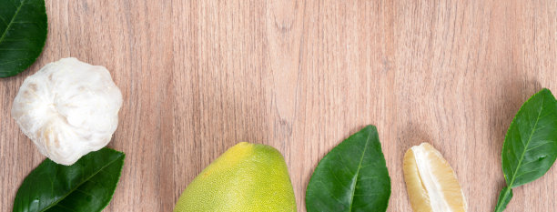 新鲜的柚子水果在明亮的木桌背景。图片下载