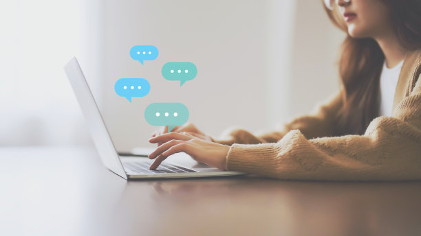 在木桌子上使用笔记本电脑的妇女。在线消息实时聊天聊天应用通信数字媒体网站和社交网络图片下载