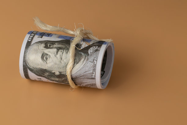 黄色背景的美元钞票图片下载