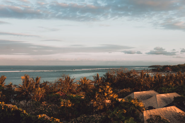 在巴厘岛，印度洋、蓝天和热带棕榈树的美景令人惊叹图片下载