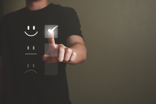 选择关注人手，用手指选择五星评分的优质客服反馈。带有未来图标的服务评估概念。图片下载