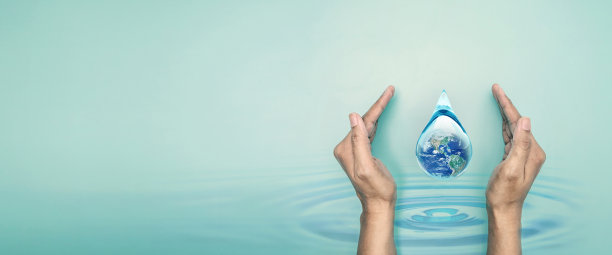 手握世界在干净的水滴上和新鲜的蓝水涟漪设计，环境保护和生态的主题和世界水日的概念，这张照片的元素由美国宇航局提供图片下载