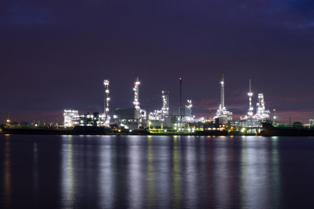 炼油厂、化工厂和电厂有许多储罐和管线。图片下载