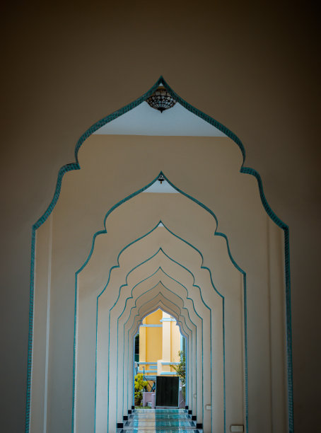 内部邦奥清真寺走廊通向外部建筑的递减视角内部视图。图片下载