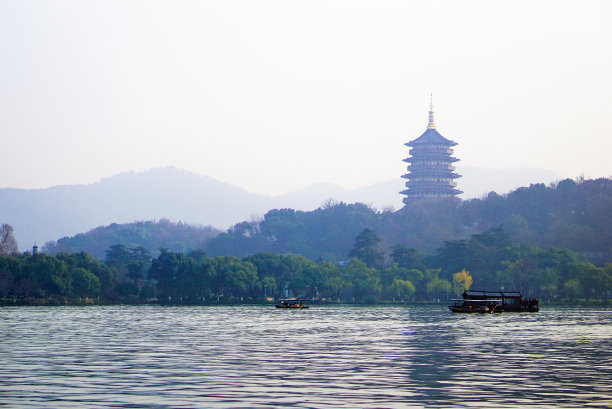 杭州西湖中南部的传统船在云雾天图片下载