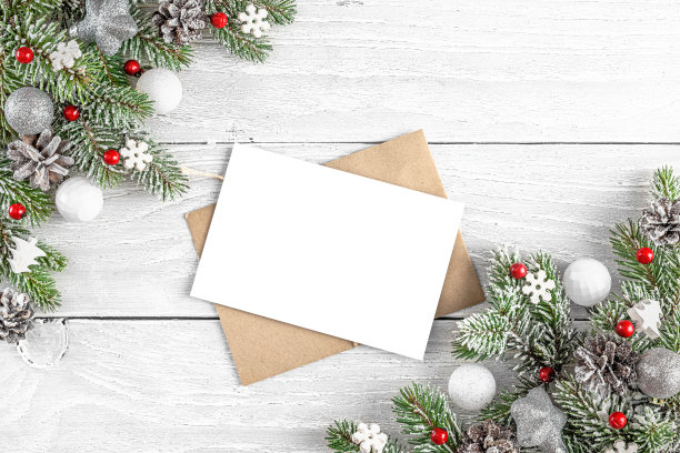 圣诞贺卡与杉树，红色的节日装饰在白色的木制背景。模拟了图片下载