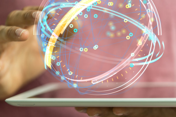 在商人的平板电脑上，一个地球仪全息图上有相互连接的点——万维网的概念图片下载