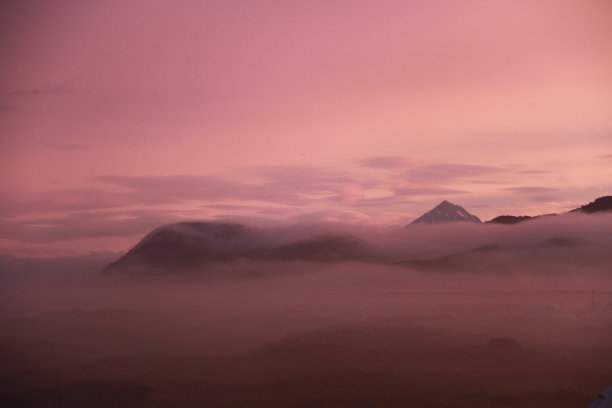 火山在日落时分图片下载