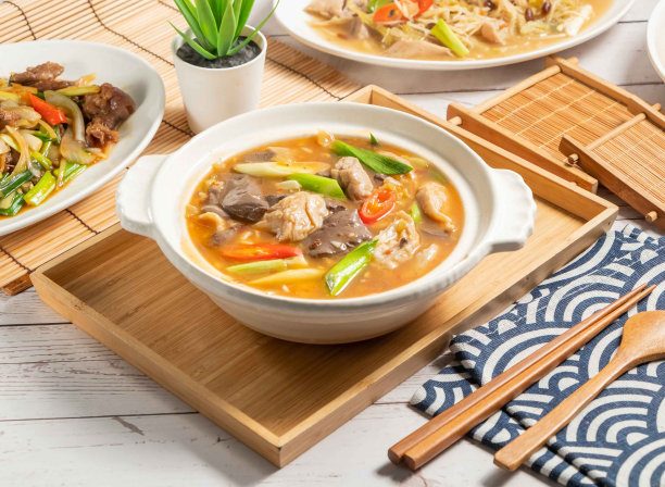 麻辣的吴庚长肠盛在一碗孤立的木托盘和餐巾边的台湾食物图片下载