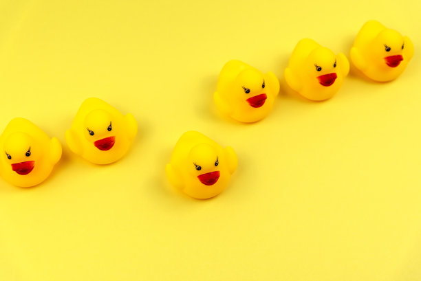 正上方是黄色背景上的橡皮鸭照片图片下载