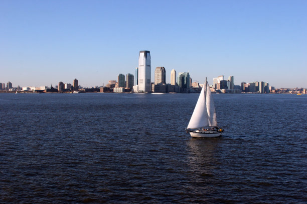 船在哈德逊河和建筑物在美国纽约市白天图片下载