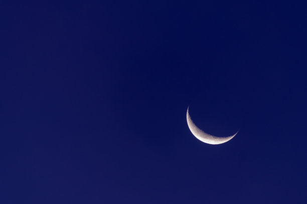 在拉丁美洲，白天的月亏伴着蓝天，天空清澈。图片下载
