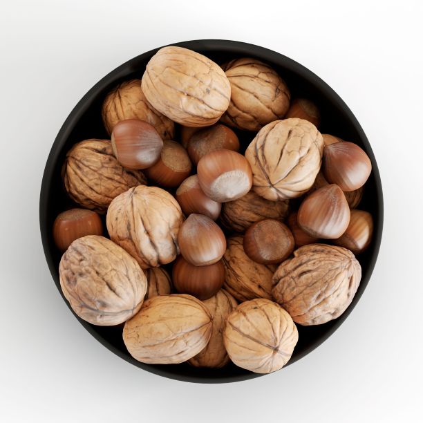 一堆坚果在一个黑色碗孤立在白色背景的3D渲染图片下载