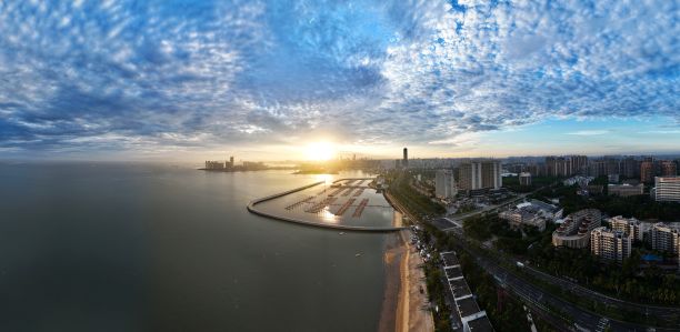 一个美丽的海滨城市的全景照片，背景是日落图片下载