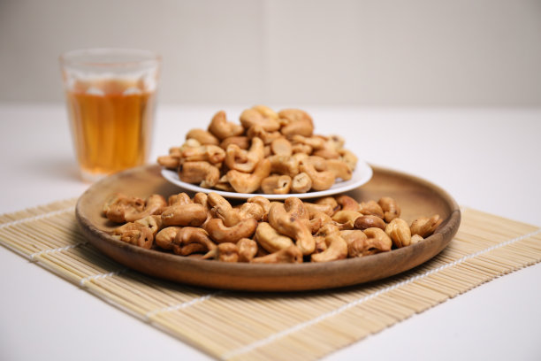 腰果放在美味的盘子里图片下载