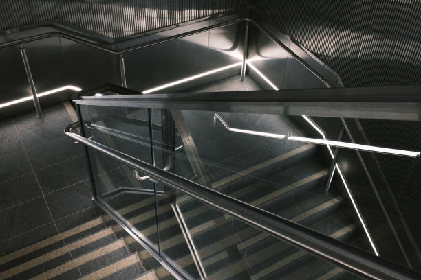 有电灯的黑暗楼梯图片下载