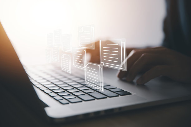 商务人员使用计算机管理电子文档的概念，高效地访问在线公司业务文档数据库。数字技术无纸化办公图片下载