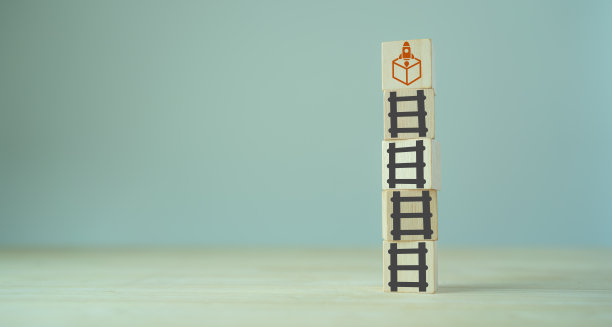 MVP，精益创业的最低可行性产品概念。产品开发的生命周期。分析和市场验证。木制立方体与梯子和新产品发布图标。图片下载