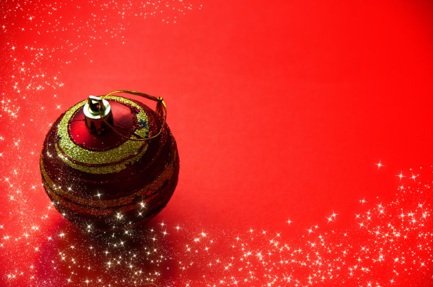 红色背景上有闪亮的星星的圣诞球。文本和想法的可定制空间。本空间图片下载