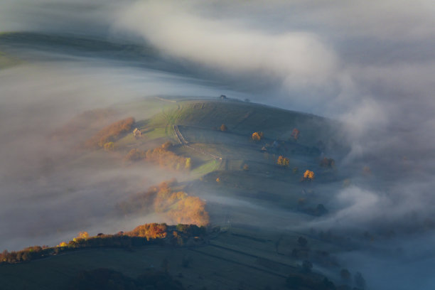 山谷中的雾波。图片下载