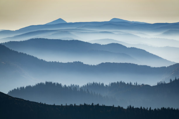雾蒙蒙的山峰在清晨升起。图片下载